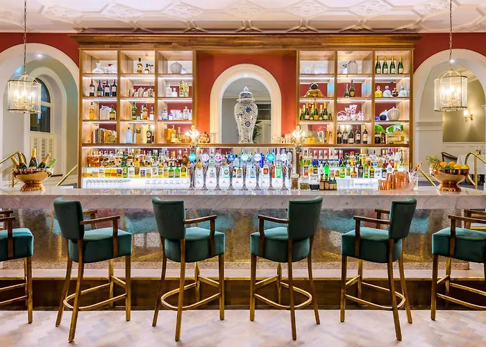 Отель The Metropole